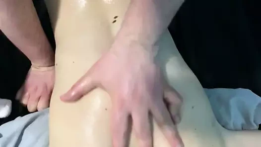 Bölüm #2, erkek arkadaşının boşalmasıyla muhteşem bir final de dahil olmak üzere harika bir şehvetli masaj alır