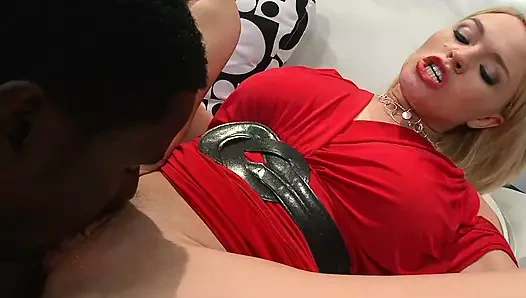 Büyük memeli sarışın krissy lynn ırklararası sikişiyor