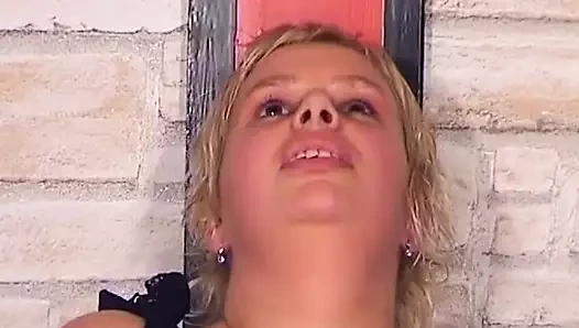 Şişman Alman sarışın ateşli bdsm eyleminde büyük dildolara biniyor