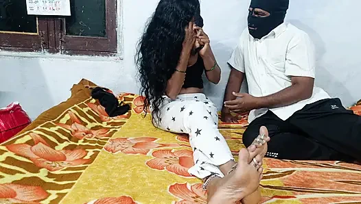 Hintli Ateşli Evli Kadın Ev Yapımı Amcık Yalama Göğüslerini Sakso Çekiyor