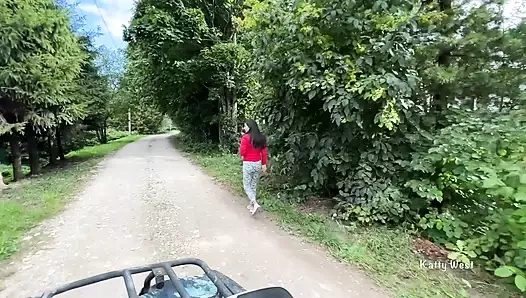 Bir güzellik sürdü ve onu ormanda bir atv'de sikti