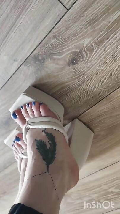 Seksi milf'in yüksek topuklu erotik yürüyüşü