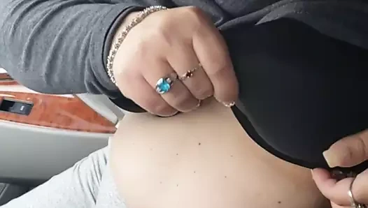 bana göğüslerini gösteriyor