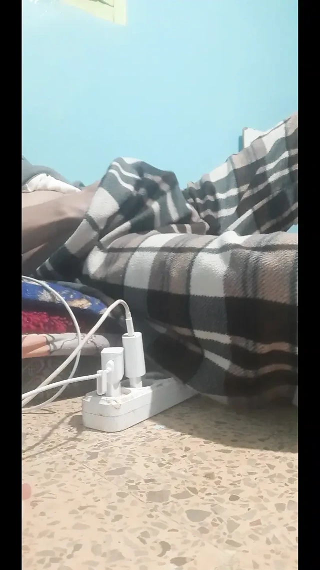 Penisi pantolondaki delikten çıkarıyor