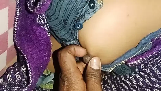 Büyük memeli baldız kayınbiraderi penisini boşaltıyor