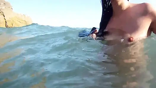 Dışarıda amcık sikişiyor büyük yarak emiyor