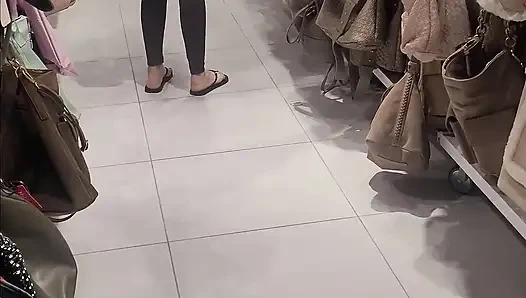 Bir mağazada bir kızla tanıştım, pantolon için soyunma odasında sakso çekti