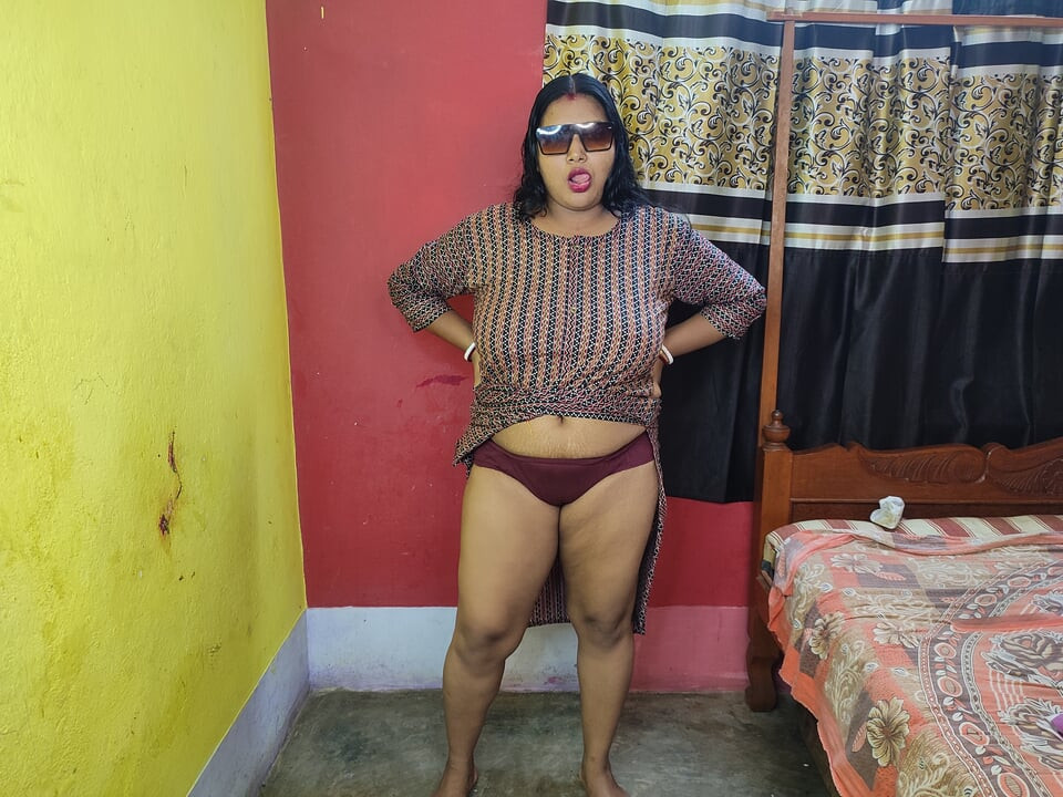 Azgın Hintli genç üvey anne yerde büyük götüne twerk yapıyor