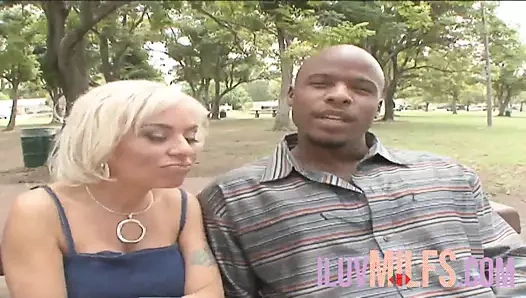 Dövmeli sarışın çift gavatla seks yapmayı kabul ediyor