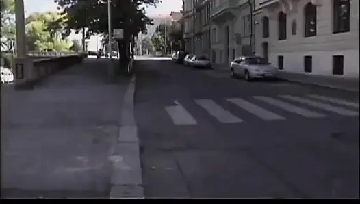 Üç döl seven ateşli biseksüel genç kaltak iki şanslı adamla sikişiyor ve döl yiyor