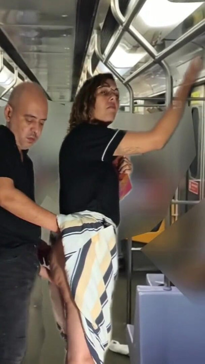 Metro yolculuğu sırasında eteğinin altına sürtünüyor. | Klip 1