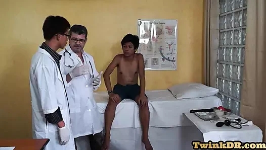 Asya sıska amatör twink içinde bj 3some ile Doktorlar