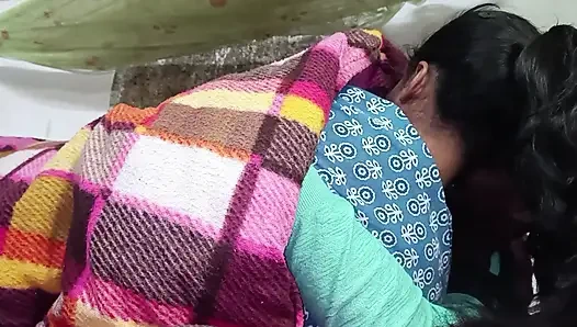 Hintli kız ilk kez erkek arkadaşının evinde net Hintçe ses tam viral videoda sikiliyor