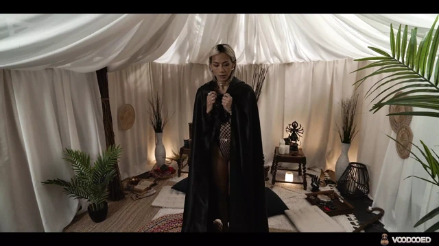 Fışkıran fahişe voodoo doll fragman ile ürkütücü adama tam kontrol veriyor