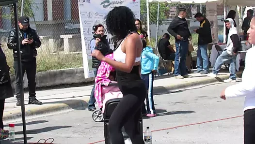 Tanga içinde zumba ustası