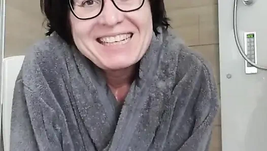 Orta yaşlı seksi kadın duş alıyor wirh orgazmı