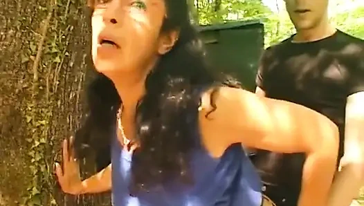 Gözlüklü Arap olgun açık havada sikiliyor