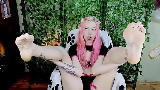 Ahegao Elf ayaklarını gösteriyor