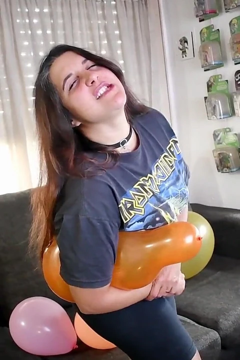 Metal kız partiden önce tüm balonları patlatıyor - bunny looner