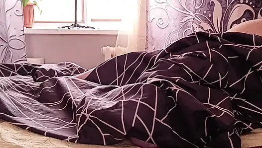 Bir komşusuyla bir yatağı paylaştı ve onu ağzından ve sonra amından domaltarak sikti