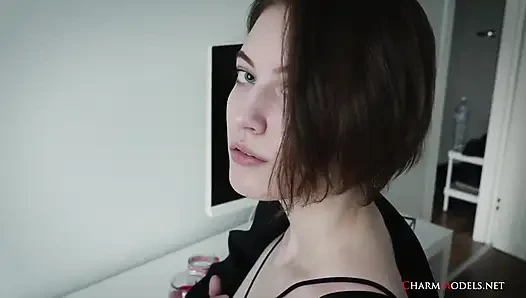 Seksi iç çamaşırı videosunda uzun bacaklı genç model lola