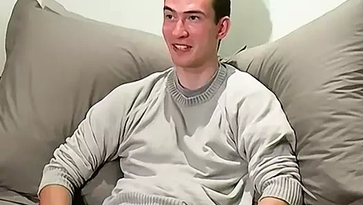 Genç adam Josh tutkulu bir soloda kalın yarağını okşuyor