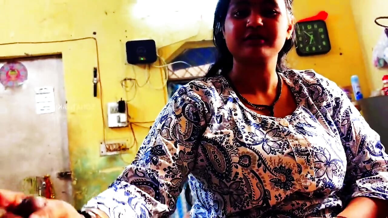 Desi Bhabhi'nin Dar Amı Büyük Kalın Bir Yarak Tarafından Sertçe Sikiliyor ve Genişletiliyor