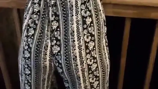 Evli kadın verandada götünü sallıyor