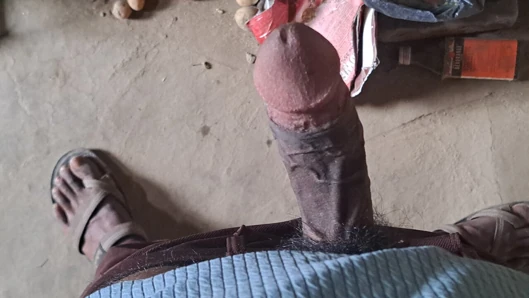 Hintli köylü desi yaşlı adam yatakta ustalık yapıyor
