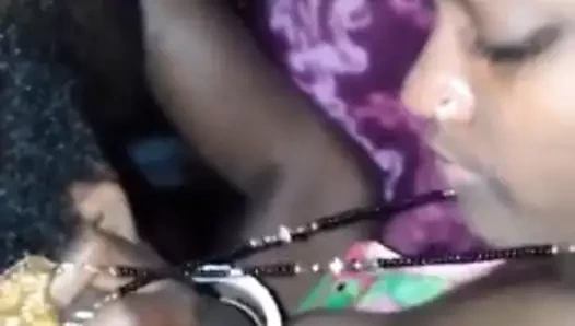 Hindu kadınlar emmek Müslüman horoz