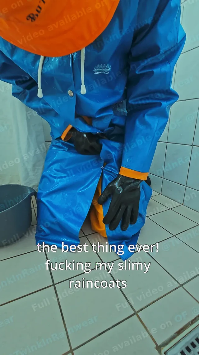 Yağmurluklu Twink Slime ile Oynuyor