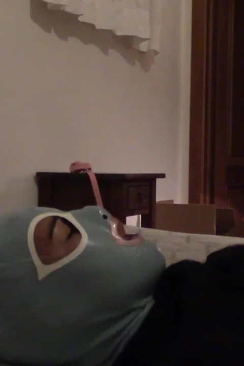 Gümüş topuklu ve file külotlu çoraplı Topuklu Laura sert sikiliyor ve boğazlanıyor tam video