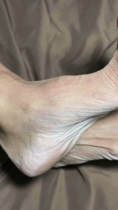 Ayak sevenler için softcore videoda büyük memeli ve güzel ayaklı minik Taylandlı orta yaşlı seksi kadın | Klip 3