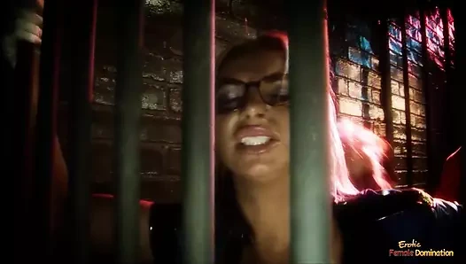 Iki sarışın milfs birlikte bir mahkum ile sikmek istiyorum