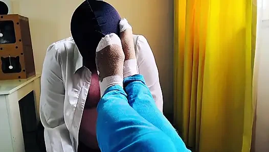 Bir köle bana çorapla ayak masajı yapıyor ve sıkı bacaklarımı kokluyor. Çorap fetişi, ayak ibadeti. POV.