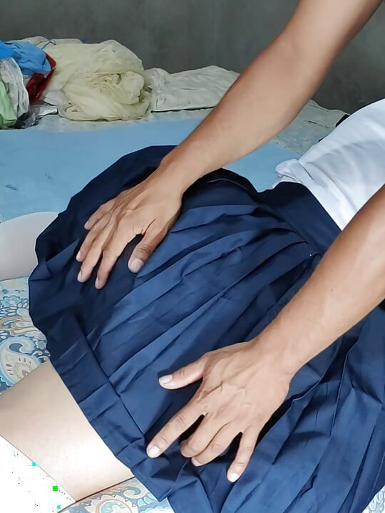 Linda kız öğrenci pembe amcıklı bakire ve ilk kez Tamil Hintli x videosundan sikişiyor.