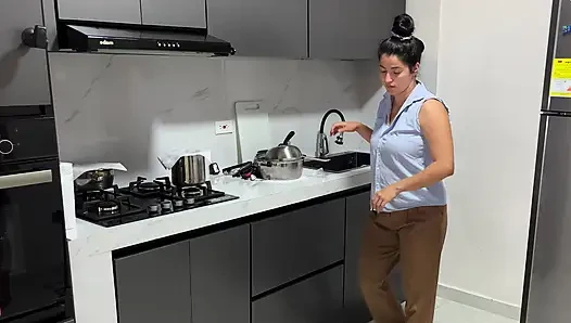Üvey kız kardeşim mutfakta yalnızken bana götünü veriyor!