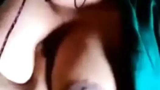 Sıcak ve seksi bengalce boudi göğüsler gösterisi