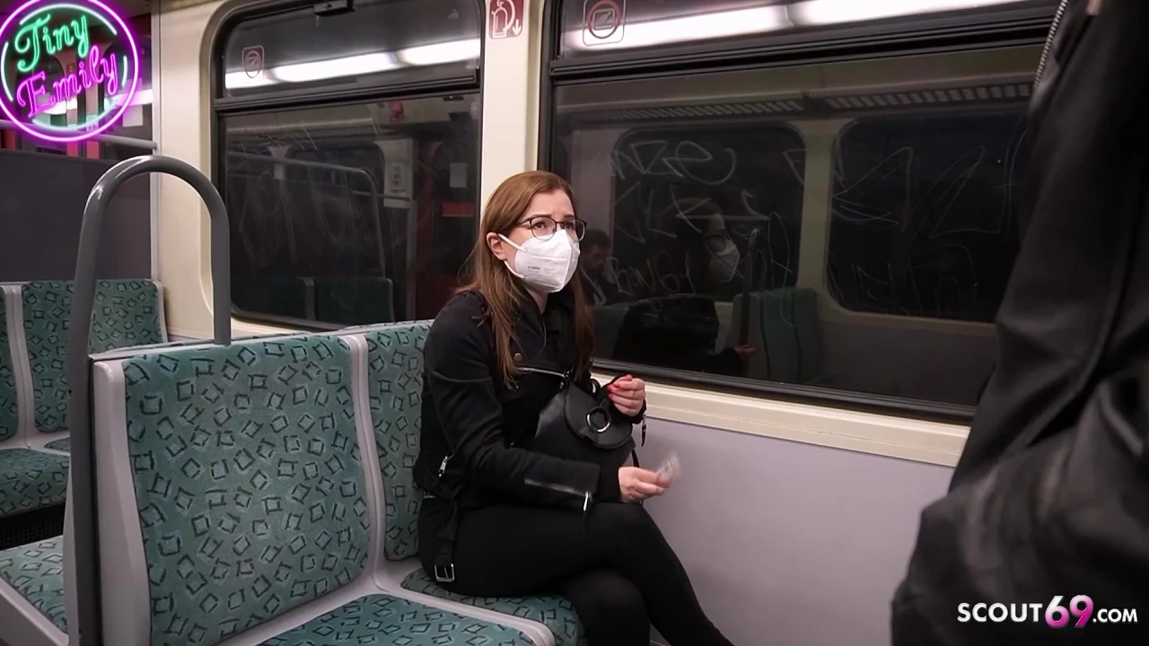 पतली जर्मन tinyemily बिना टिकट ट्रेन में पकड़ी गई - उसने इंस्पेक्टर को उसे चोदने दिया
