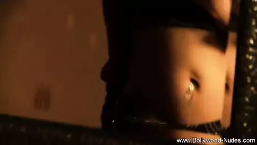 Ciddi Hint striptiz sanatçısı