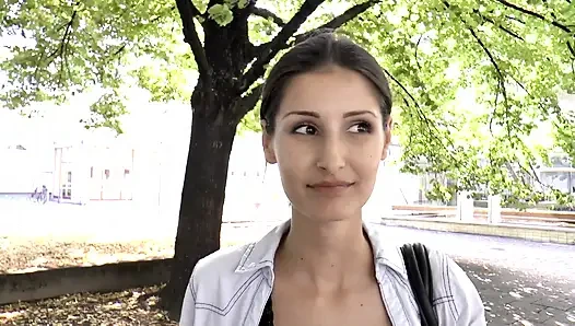 Doğal esmer amcığını sert siktiriyor