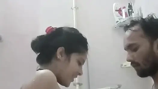 Devar evde kimse yokken banyoda yengeyi sikiyor