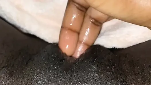 Seksi zenci hatun tek başına mastürbasyon yapıyor