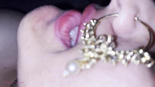 Ateşli seksi desi evli kadın Hintli yenge genç kız romantik seksi genç kız Natasha baştan çıkarıyor ve ateşli sikişiyor