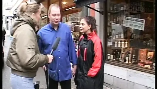 Seksi esmer Alman sürtük azgın kaltağın önünde sert sikiliyor