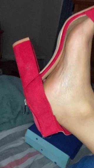 Yatakta sarkan seksi kırmızı topuklu ayakkabılar