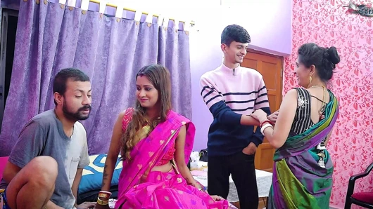 Devar ve yenge evde yalnız olduklarında aniden sert seks yapıyor - tam film