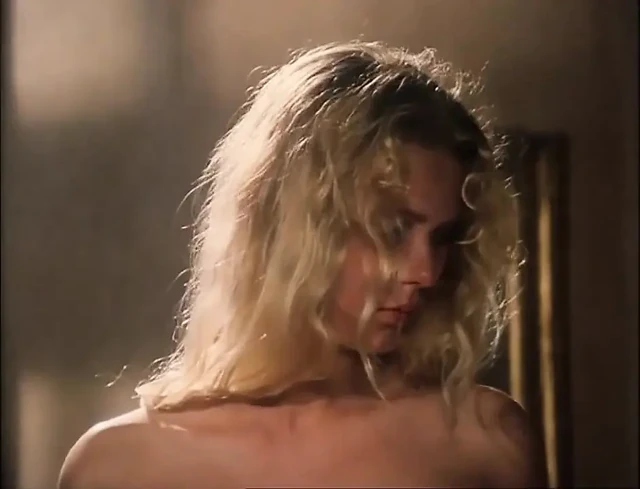 Dominant üçlü yarak emiyor amcık sikişi... Amına boşalma