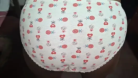 İri göğüslü Asyalı orta yaşlı seksi kadın süper ateşli video
