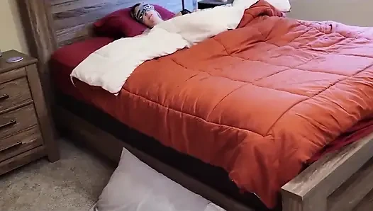 Üvey oğul üvey annesinin yatak odasını ziyaret ediyor ve hamile amını sikiyor